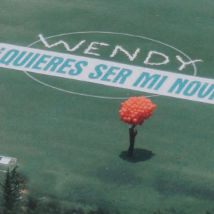 letrero 500 globos palabras en petalos